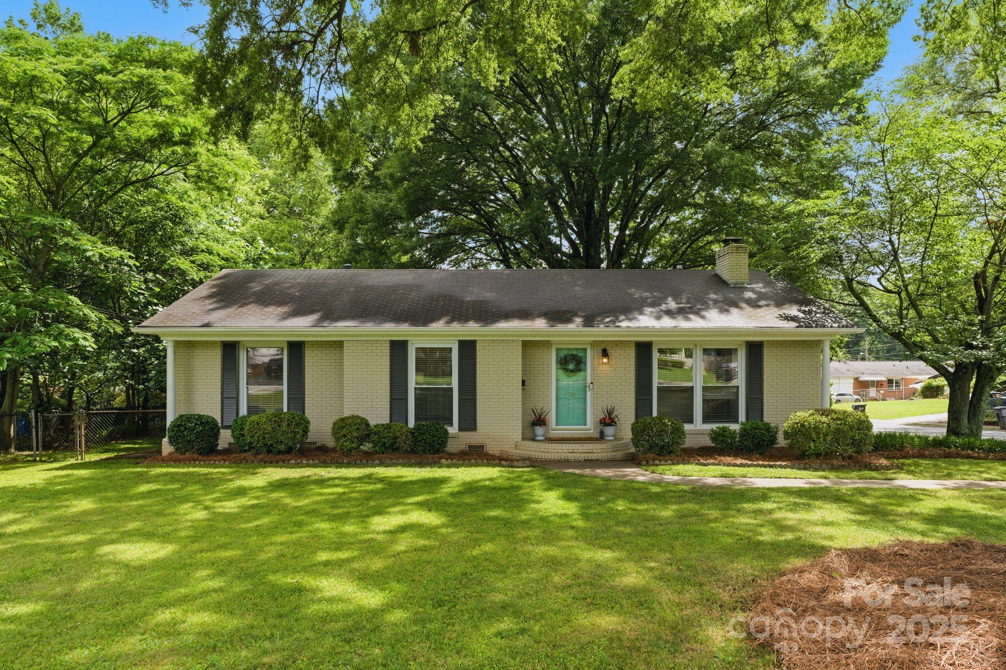 Property image 3 of 1700 Emerywood Drive in Montclaire, Charlotte, NC 28210