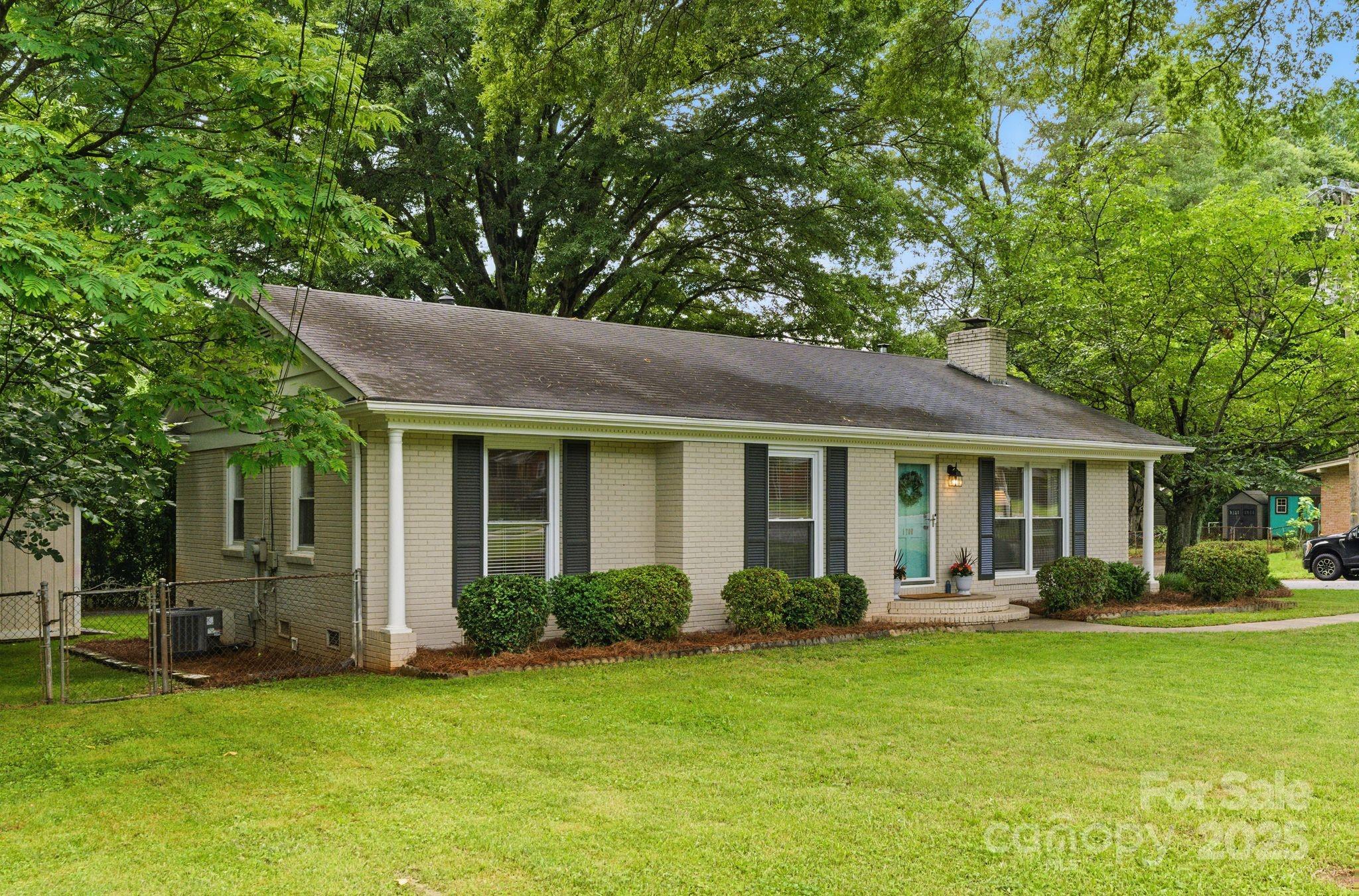 Property image 4 of 1700 Emerywood Drive in Montclaire, Charlotte, NC 28210
