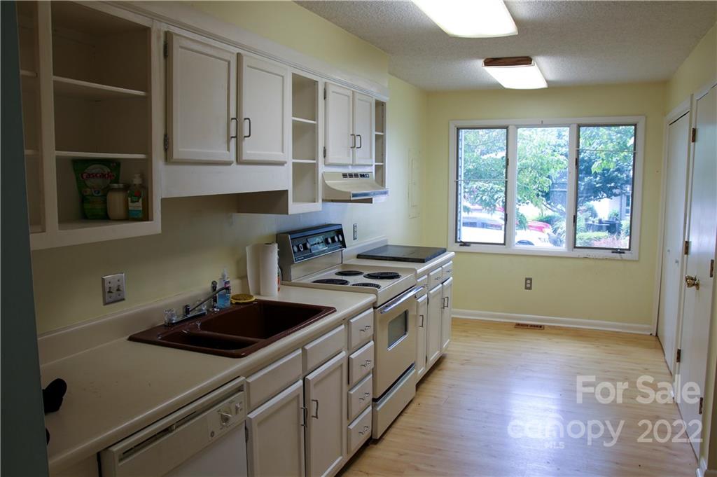 Property image 2 of 31 Hollybrook Drive in Hollybrook Condos, Asheville, NC 28803