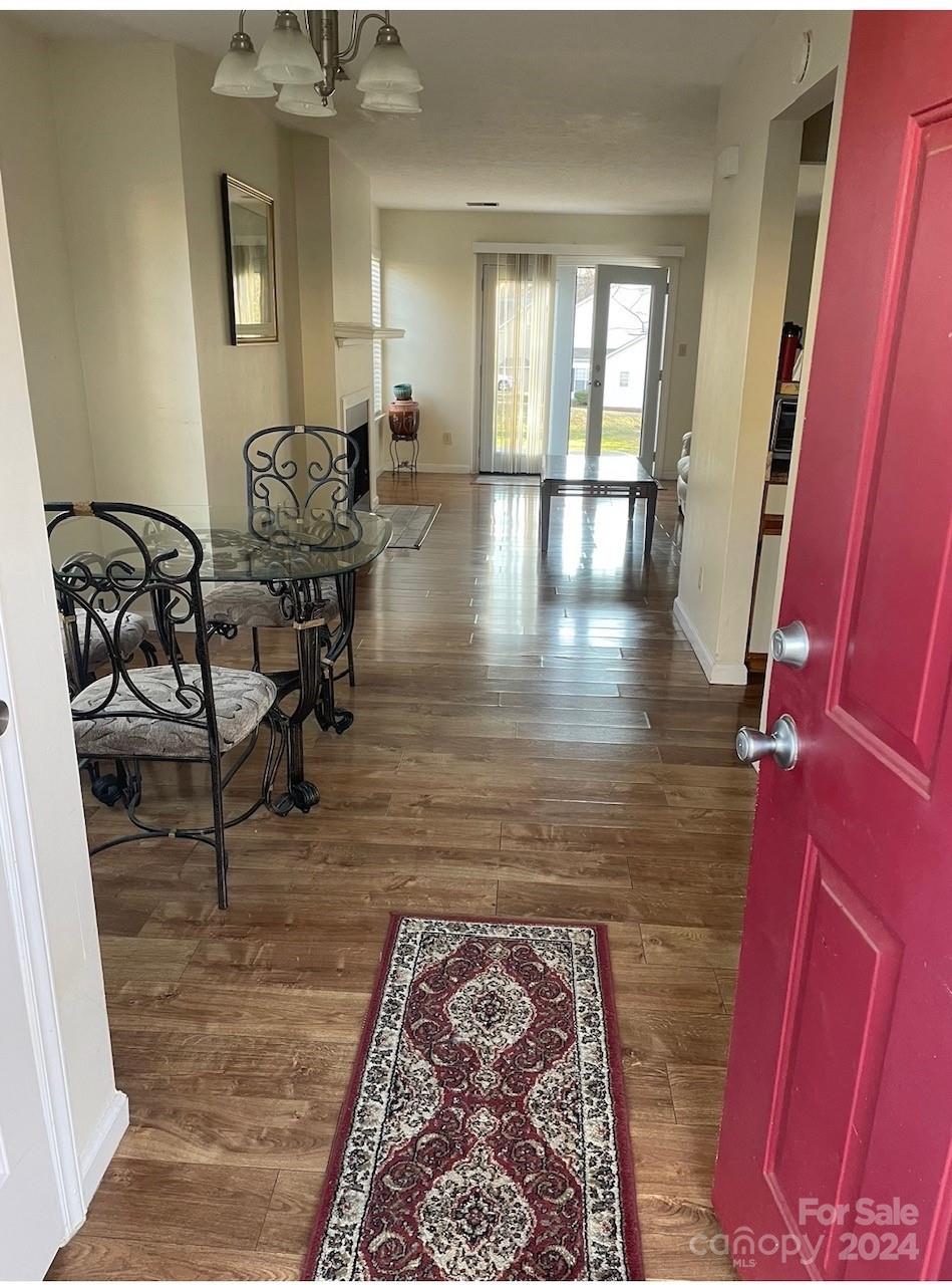 Property image 5 of 814 Selwyn Oaks Court in Selwyn Farms, Charlotte, NC 28209