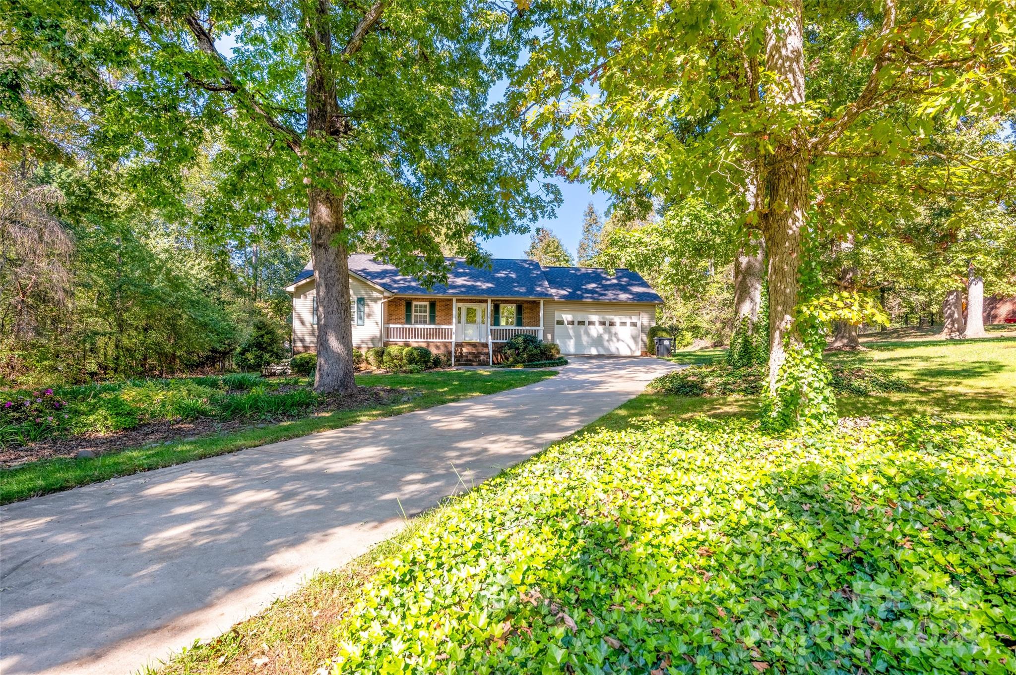 Property image 3 of 129 English Oaks Lane in Three Oaks, Statesville, NC 28677