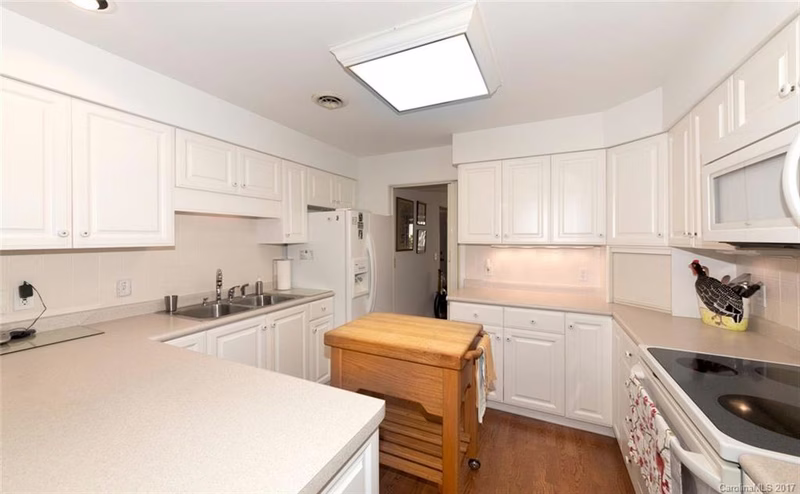 Property image 3 at 2 Lakemoor Lane, Hendersonville, NC 28739