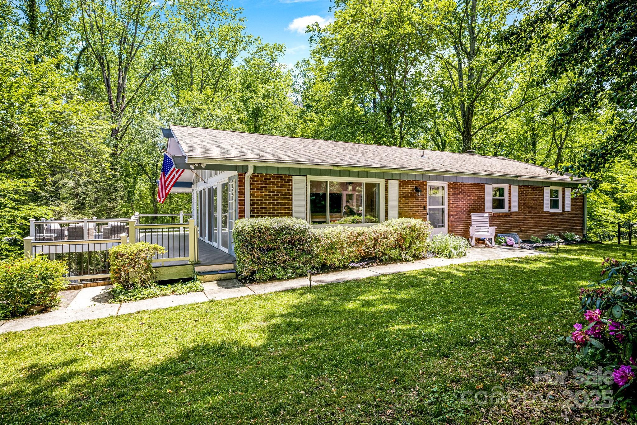 Property image 2 of 2044 Glenheath Drive in Heatherwood, Hendersonville, NC 28791
