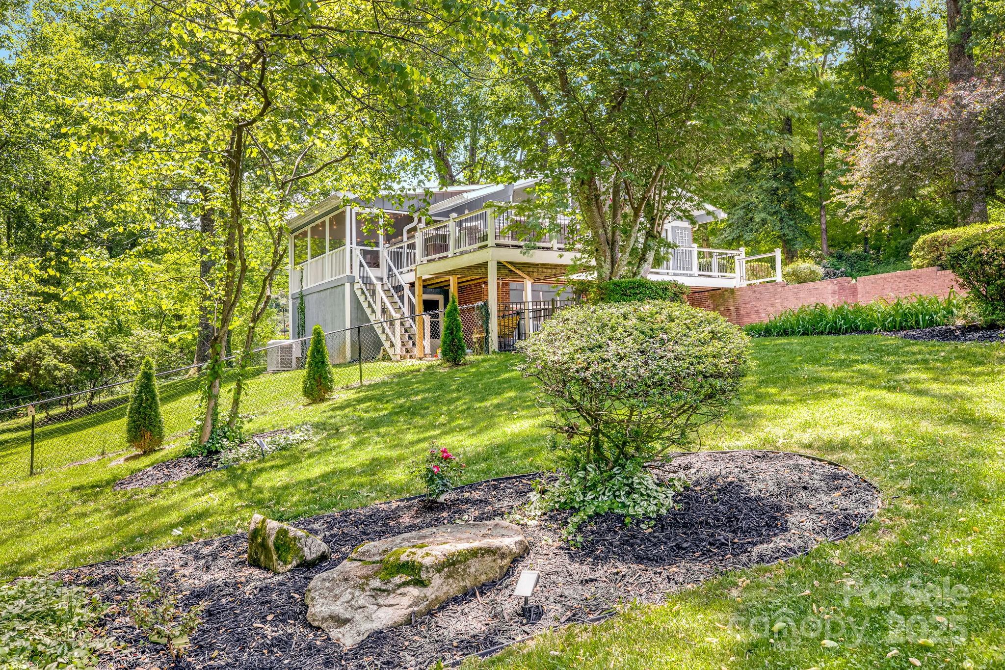 Property image 3 of 2044 Glenheath Drive in Heatherwood, Hendersonville, NC 28791
