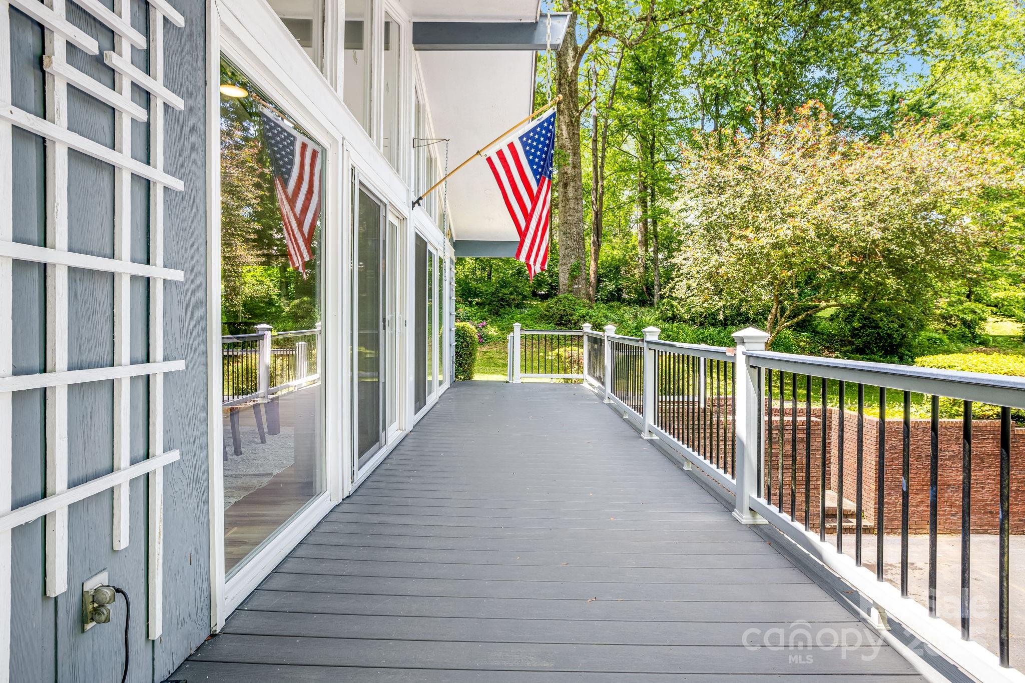 Property image 4 of 2044 Glenheath Drive in Heatherwood, Hendersonville, NC 28791
