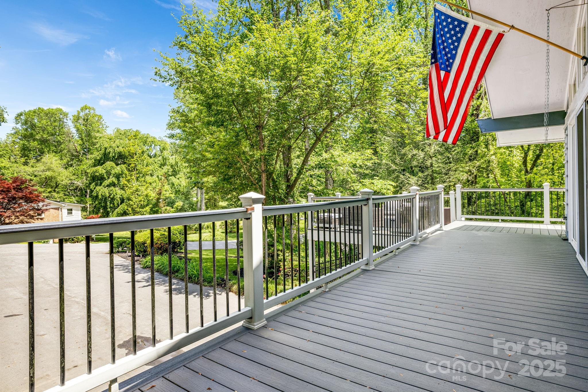 Property image 5 of 2044 Glenheath Drive in Heatherwood, Hendersonville, NC 28791