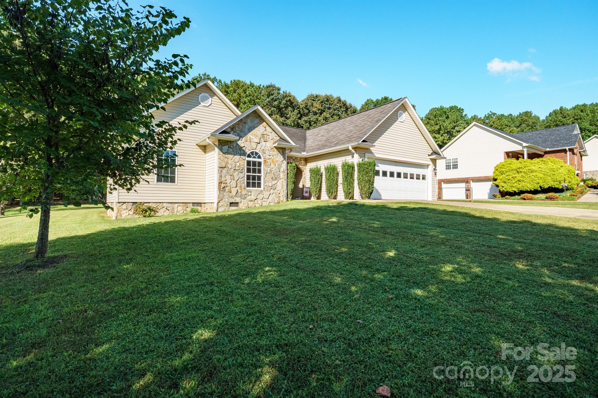Property image 2 of 5175 Landing View Drive in Lakeview Acres, Granite Falls, NC 28630