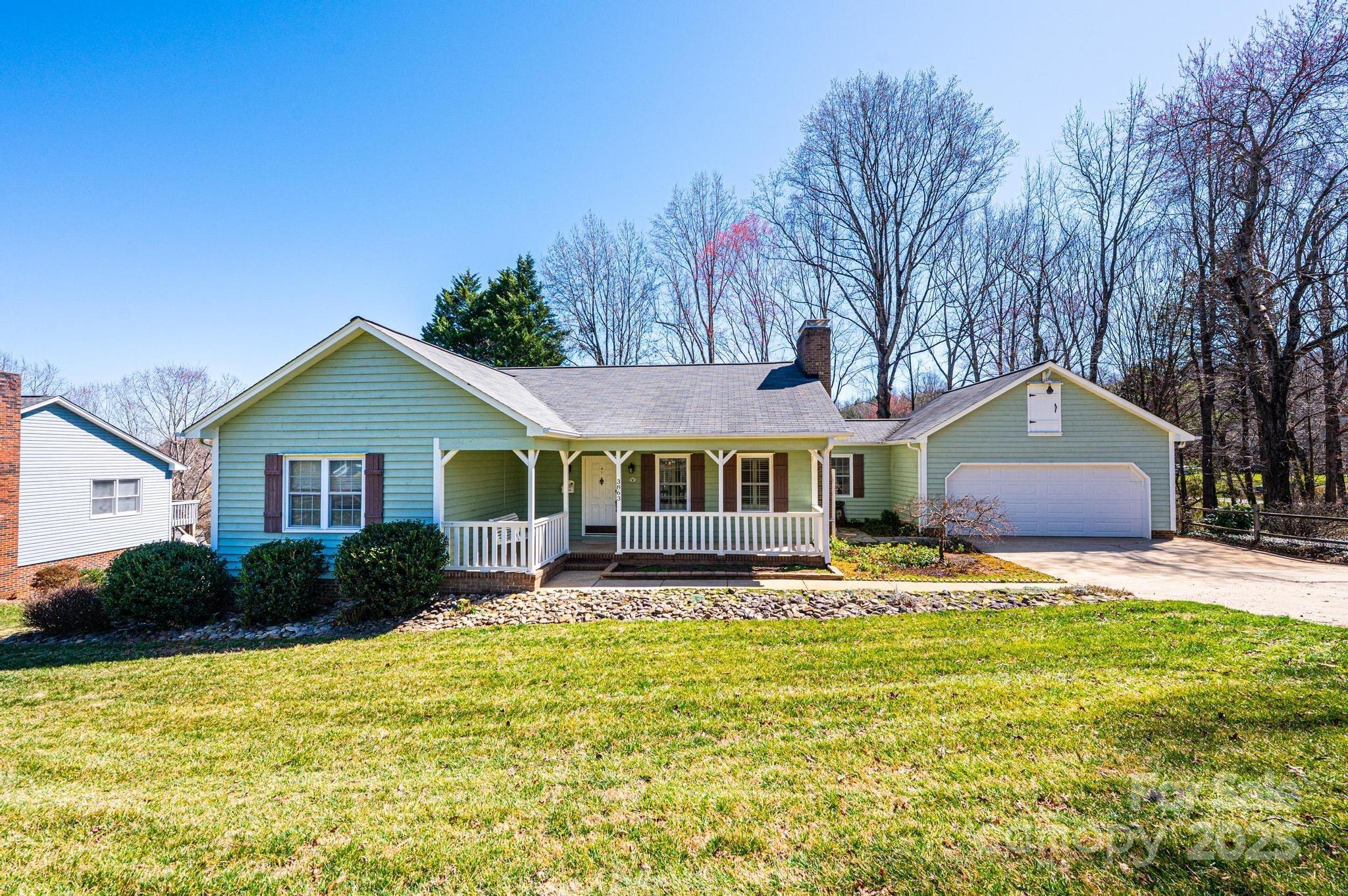 Property image 2 of 3863 Shakespeare Drive in Maybrook, Hickory, NC 28601