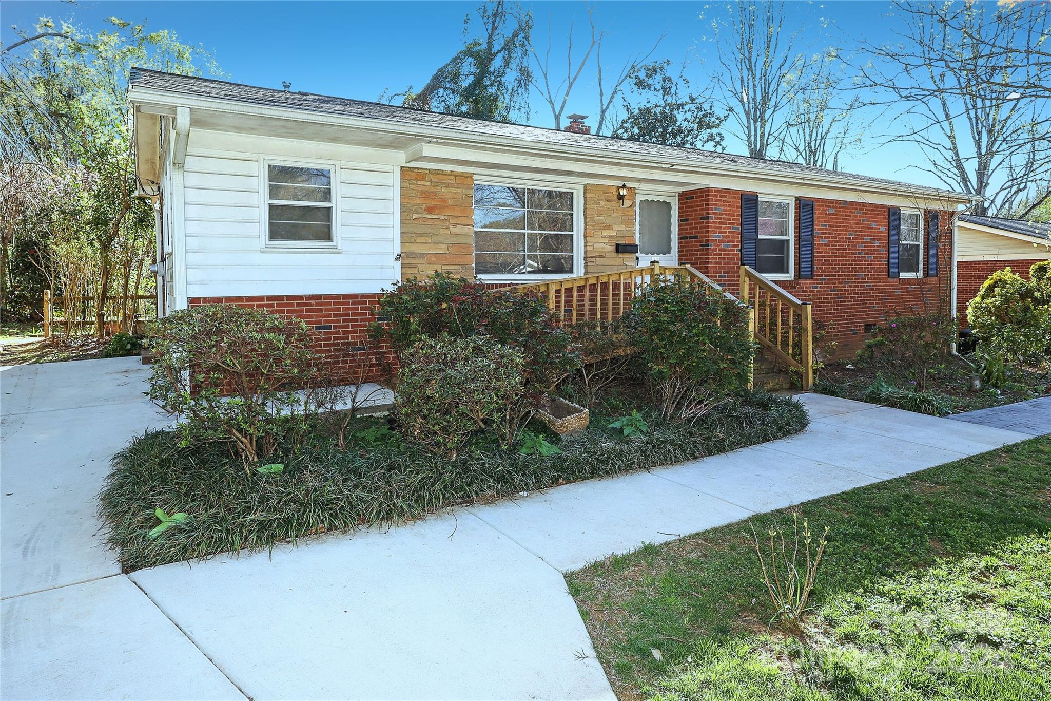 Property image 2 of 2038 Sandhurst Drive in Markham Village, Charlotte, NC 28205
