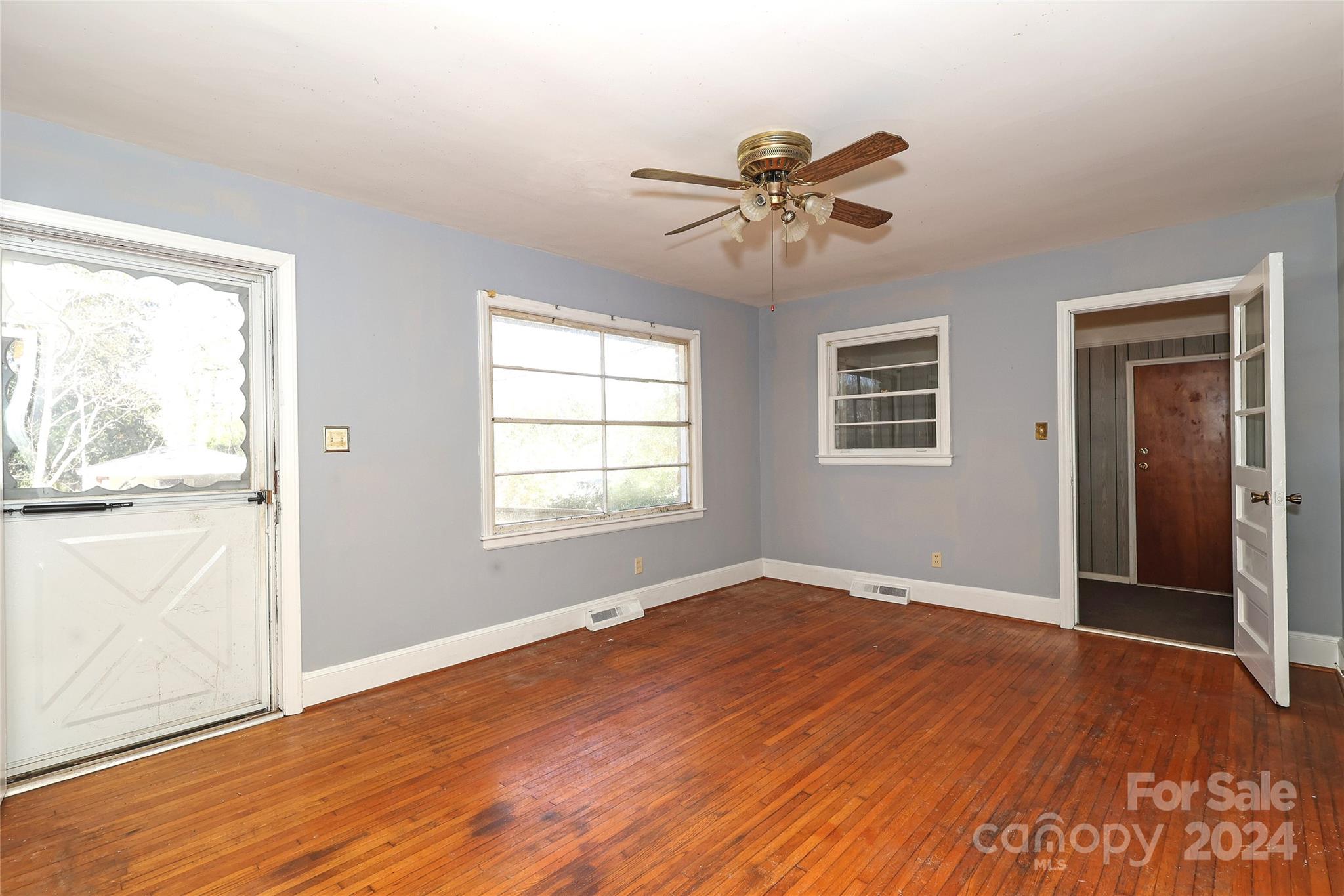 Property image 3 of 2038 Sandhurst Drive in Markham Village, Charlotte, NC 28205