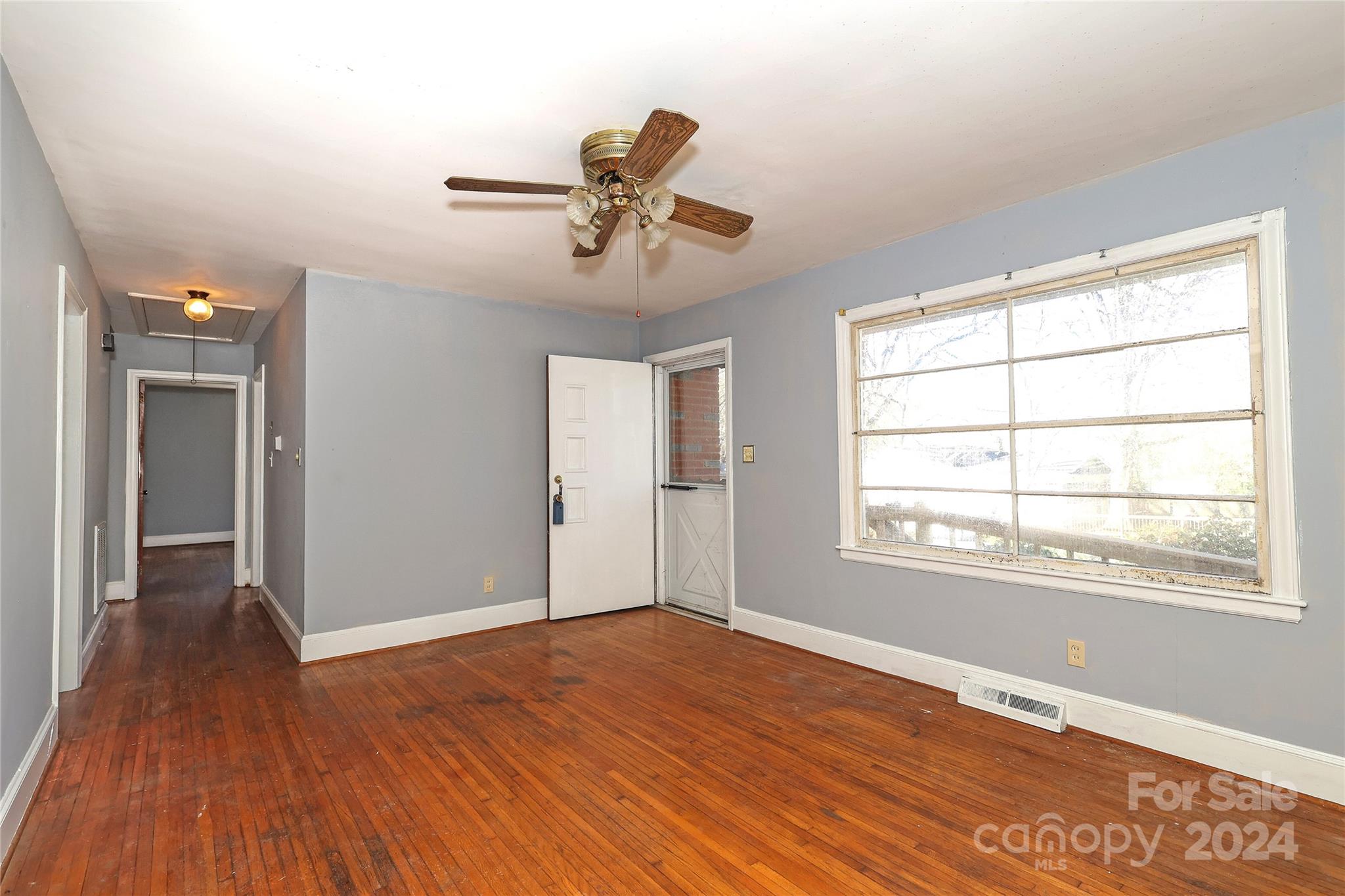 Property image 4 of 2038 Sandhurst Drive in Markham Village, Charlotte, NC 28205