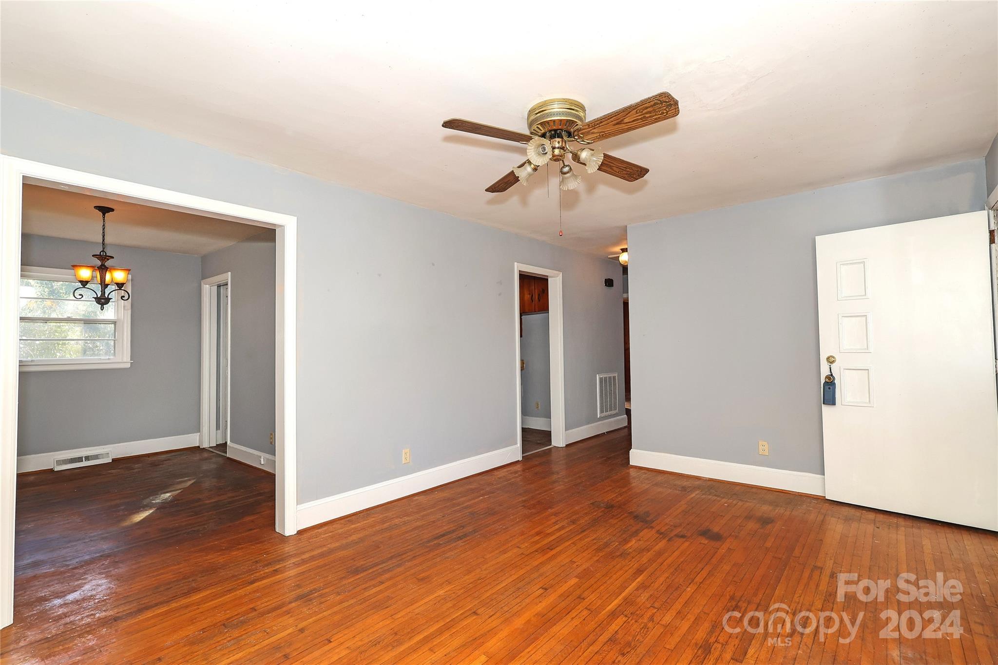 Property image 5 of 2038 Sandhurst Drive in Markham Village, Charlotte, NC 28205