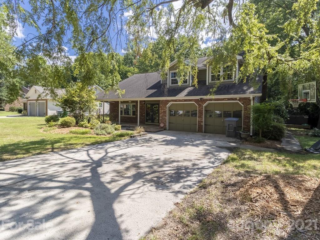 Property image 3 of 4008 Foxmoor Drive in Carmel Valley, Charlotte, NC 28226