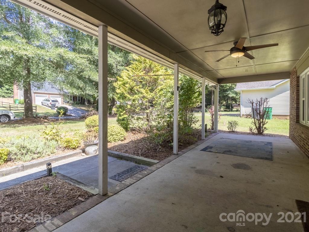Property image 4 of 4008 Foxmoor Drive in Carmel Valley, Charlotte, NC 28226