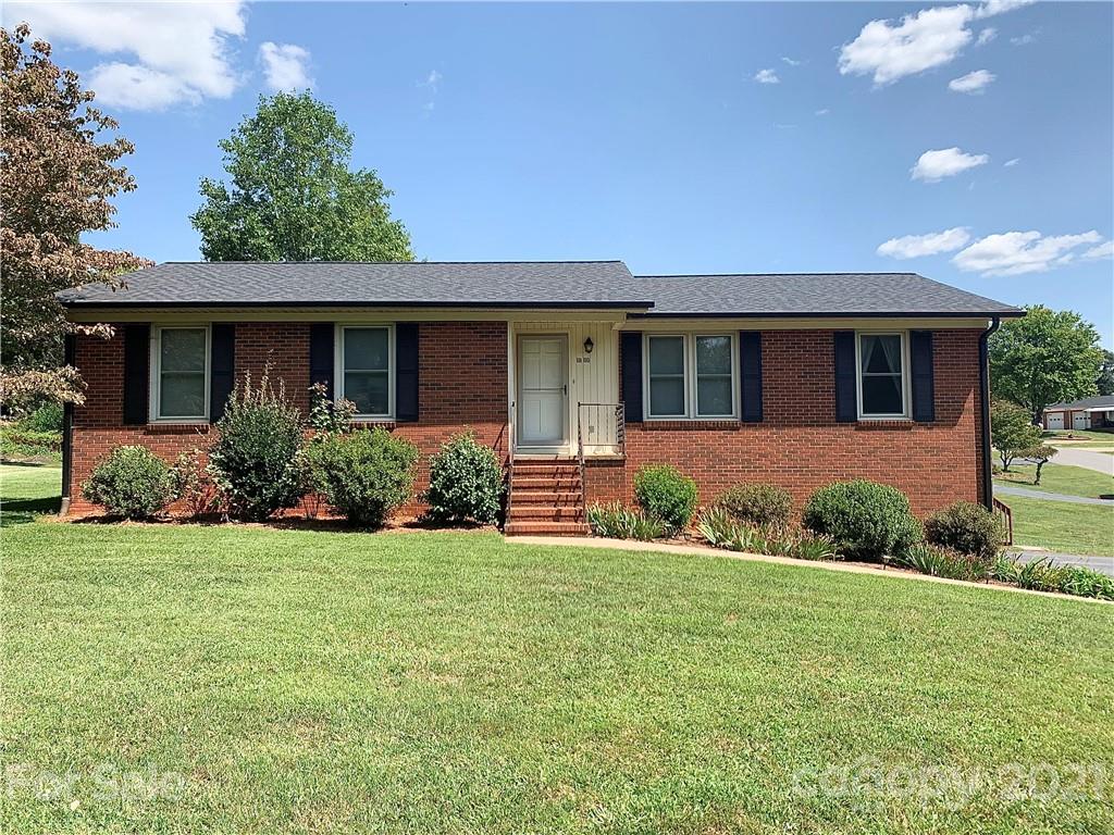 Property image 2 of 1800 Woodridge Circle in Woodridge, Hickory, NC 28602