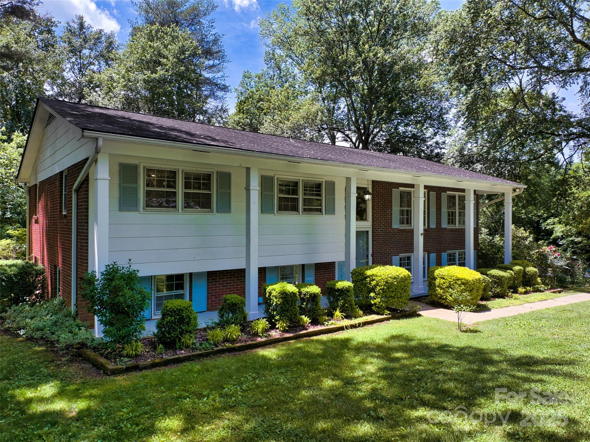 Property image 2 of 208 Kelly Lane in Heatherwood, Hendersonville, NC 28791