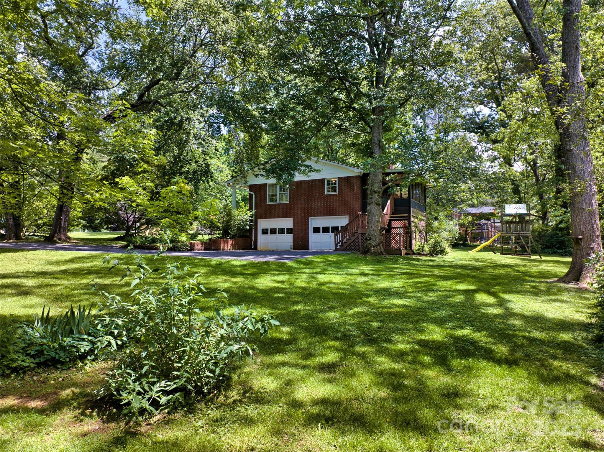 Property image 5 of 208 Kelly Lane in Heatherwood, Hendersonville, NC 28791