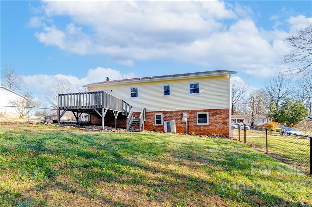 Property image 3 of 1733 Magnum Road in Forest Ridge, Hickory, NC 28602