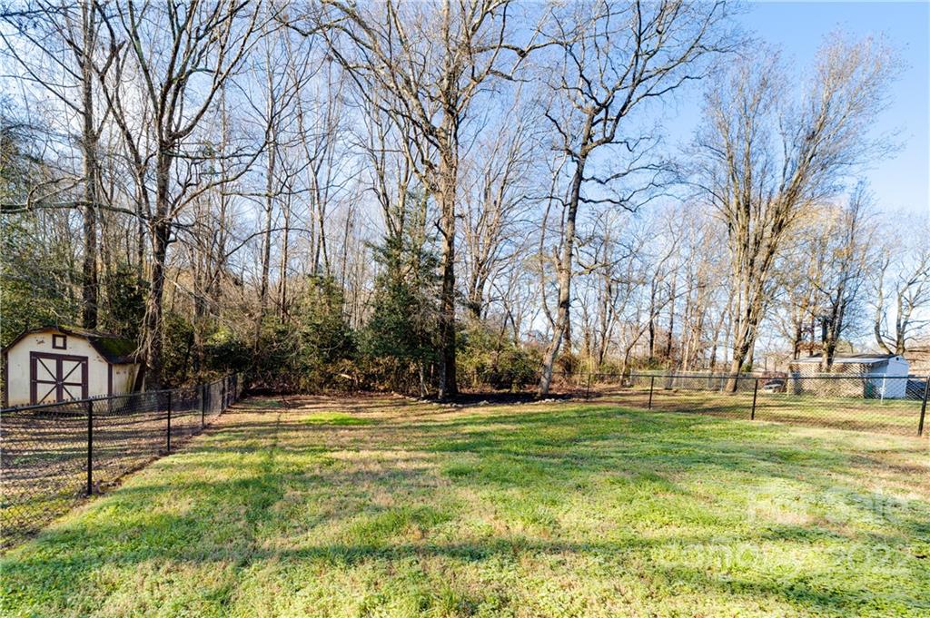 Property image 4 of 1733 Magnum Road in Forest Ridge, Hickory, NC 28602