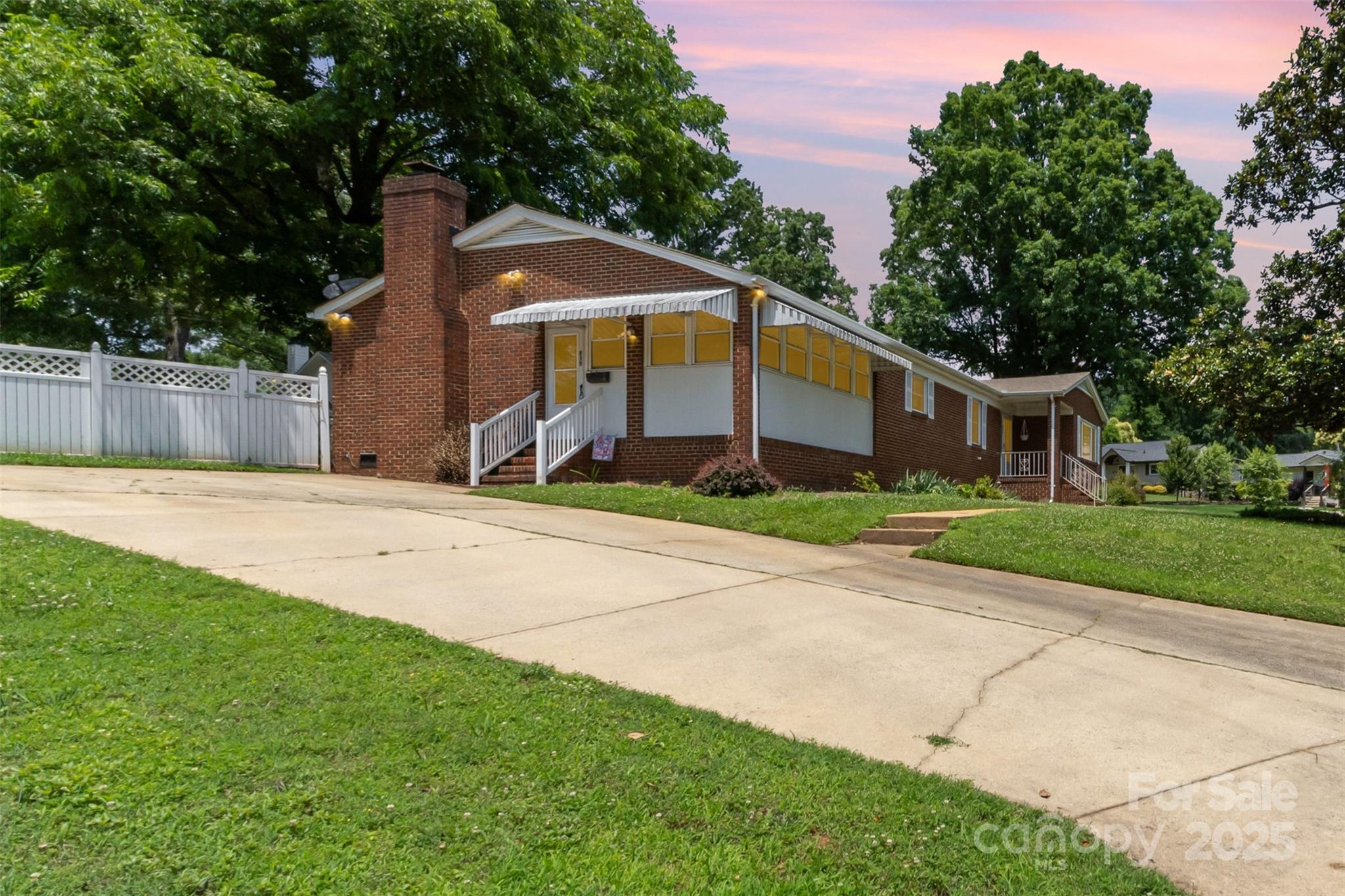 Property image 2 of 839 Montford Drive in Madison Park, Charlotte, NC 28209
