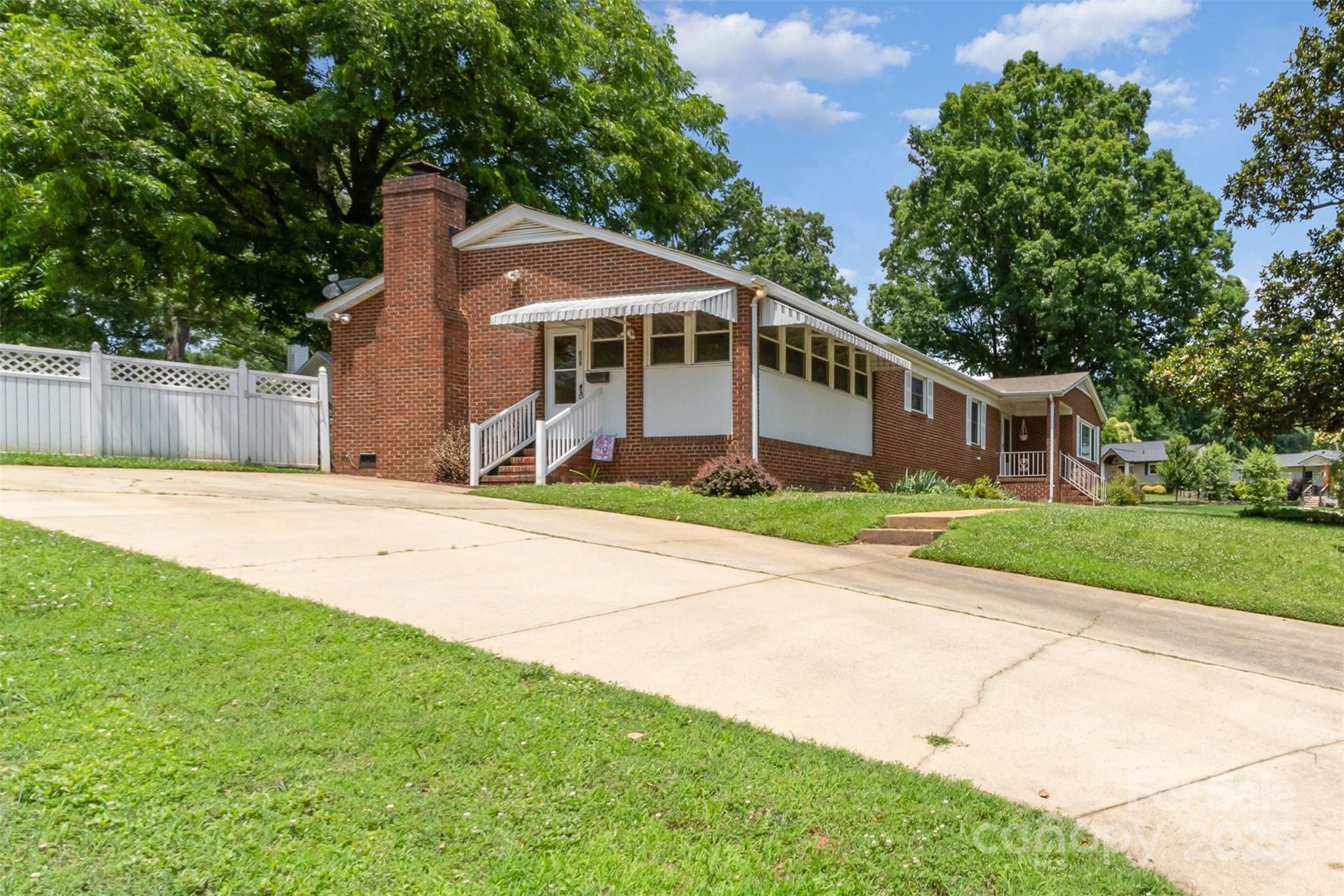 Property image 3 of 839 Montford Drive in Madison Park, Charlotte, NC 28209