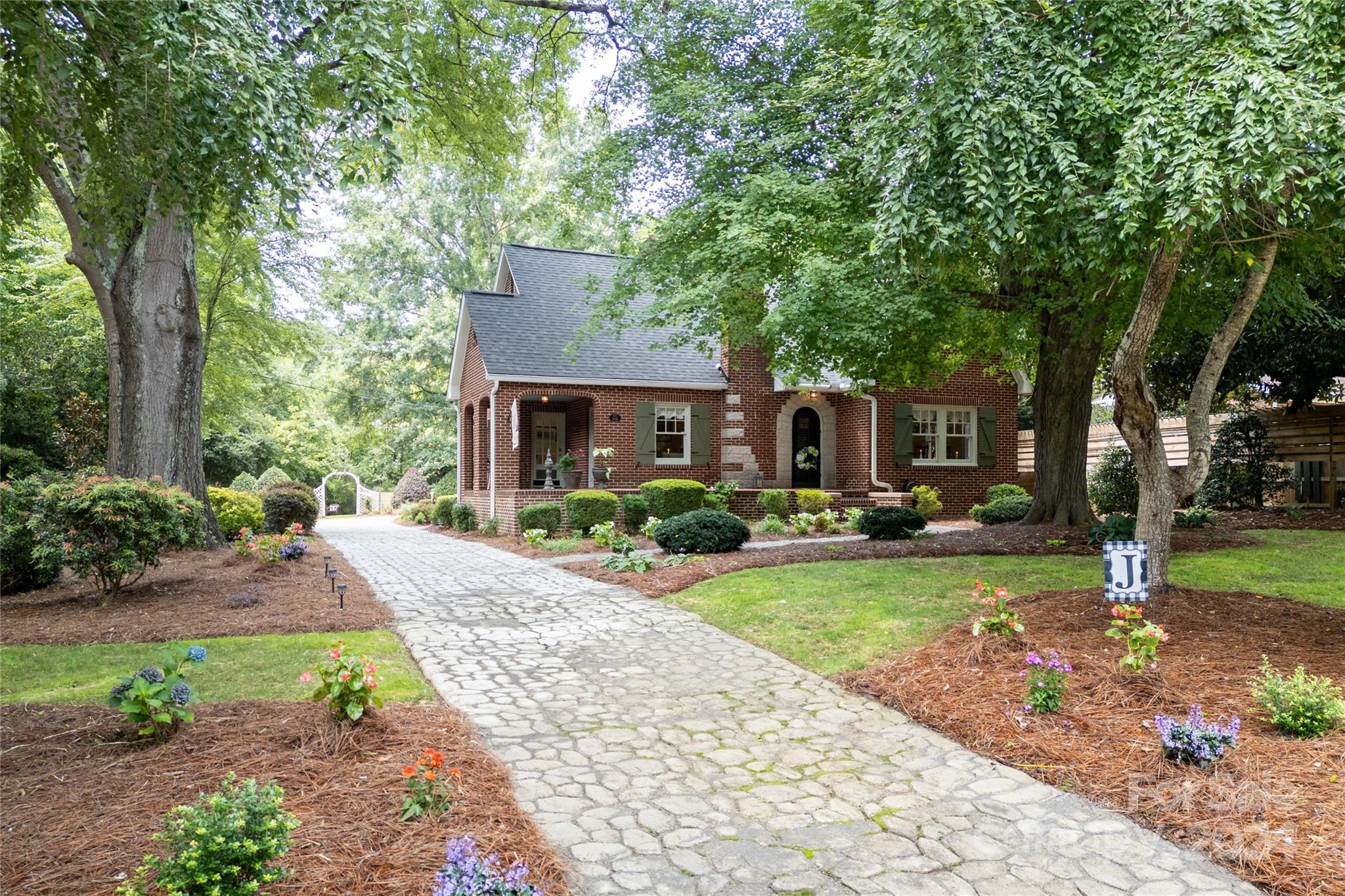 Property image 2 of 1505 Statesville Boulevard in Milford Hills, Salisbury, NC 28144