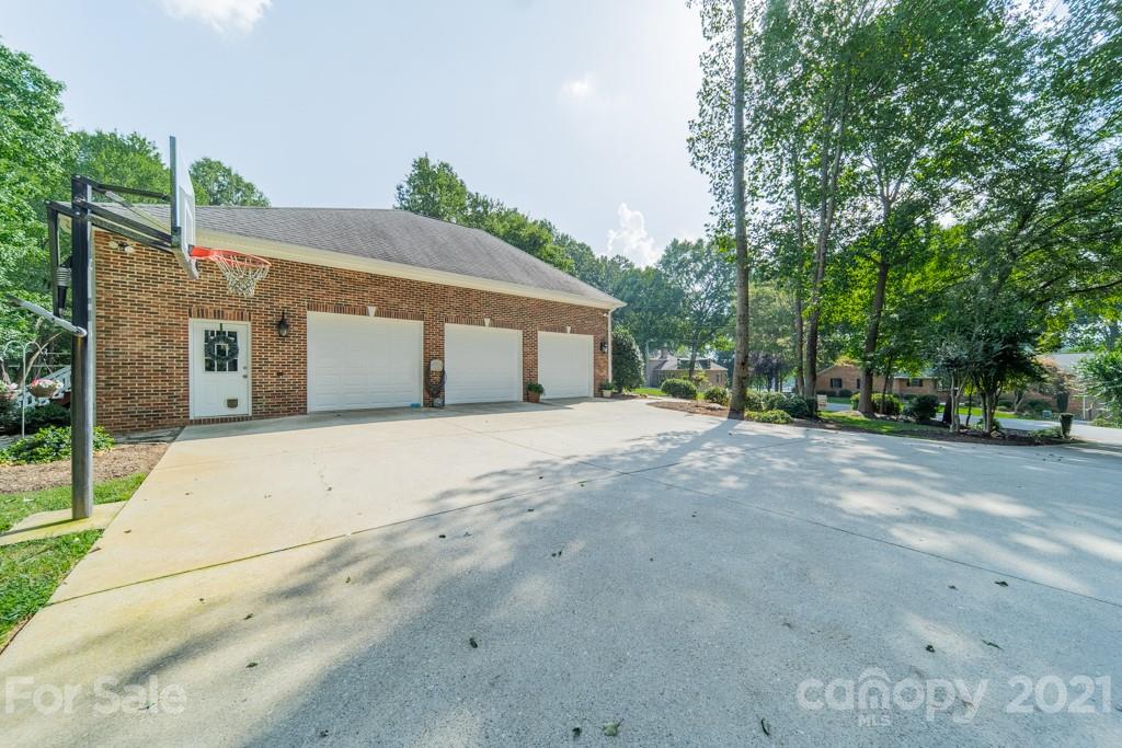 Property image 4 of 169 Morgan Bluff Road in Pirates Cove, Mooresville, NC 28117