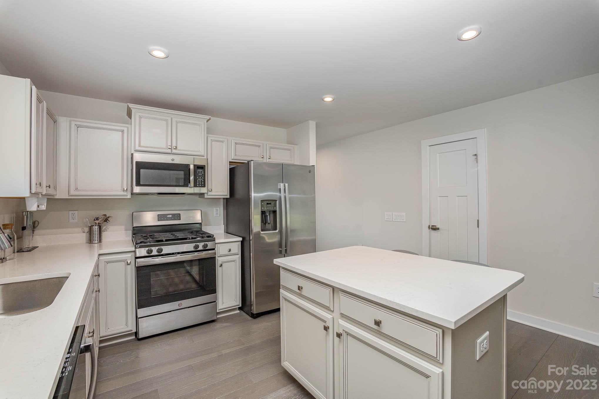 Property image 5 of 9613 Wardley Drive in Woodgrove, Charlotte, NC 28215