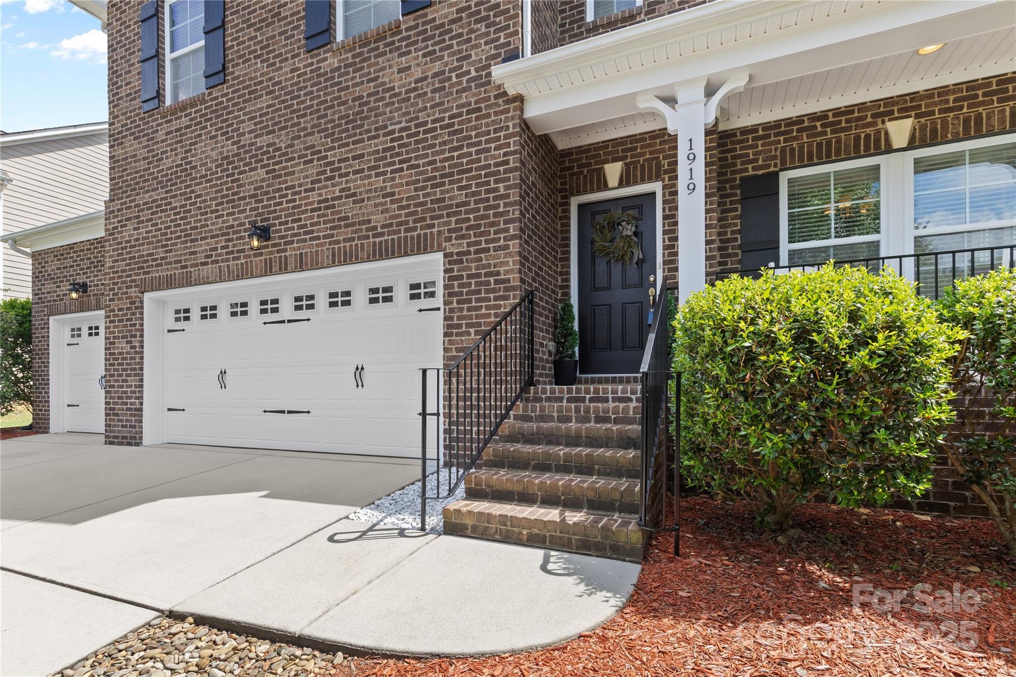 Property image 2 of 1919 Madeira Circle in Tuscany, Waxhaw, NC 28173