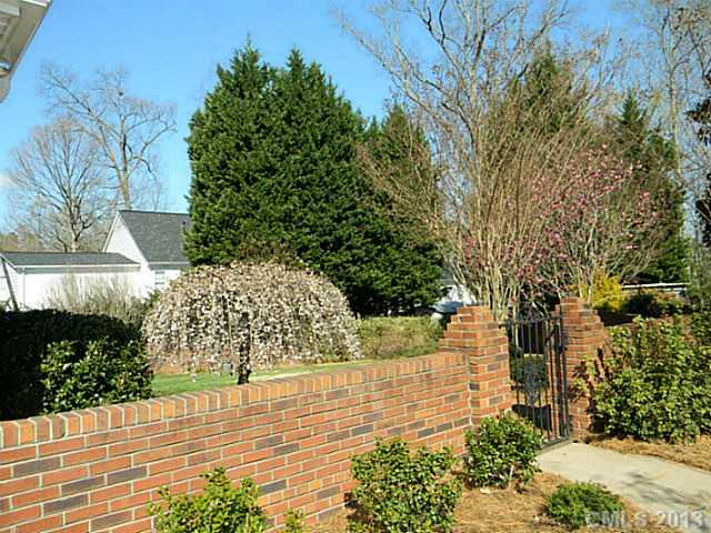 Property image 2 of 1535 Elkhart Circle in Hoffman Place, Gastonia, NC 28054