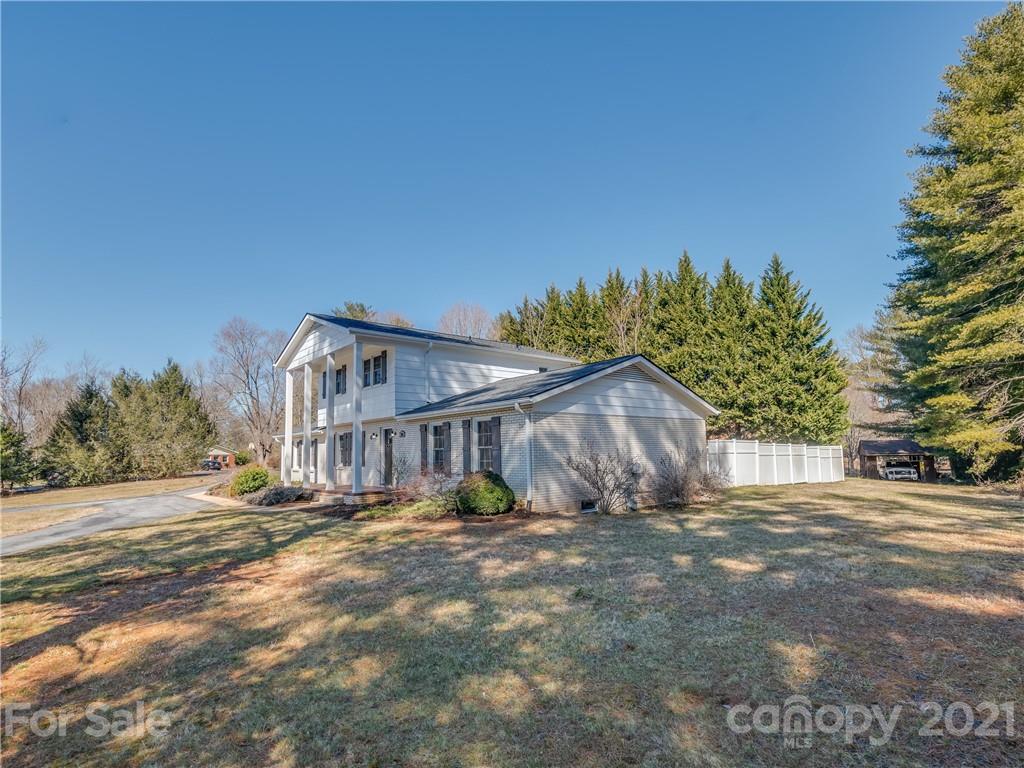 Property image 2 of 1376 Glenheath Drive in Heatherwood, Hendersonville, NC 28791