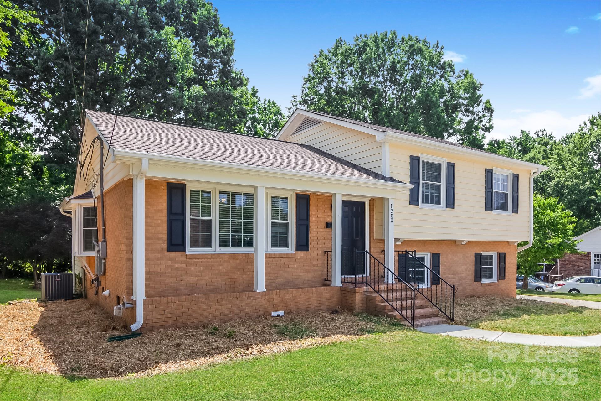 Property image 2 of 1200 Castlegate Street in Kingswood, Gastonia, NC 28054