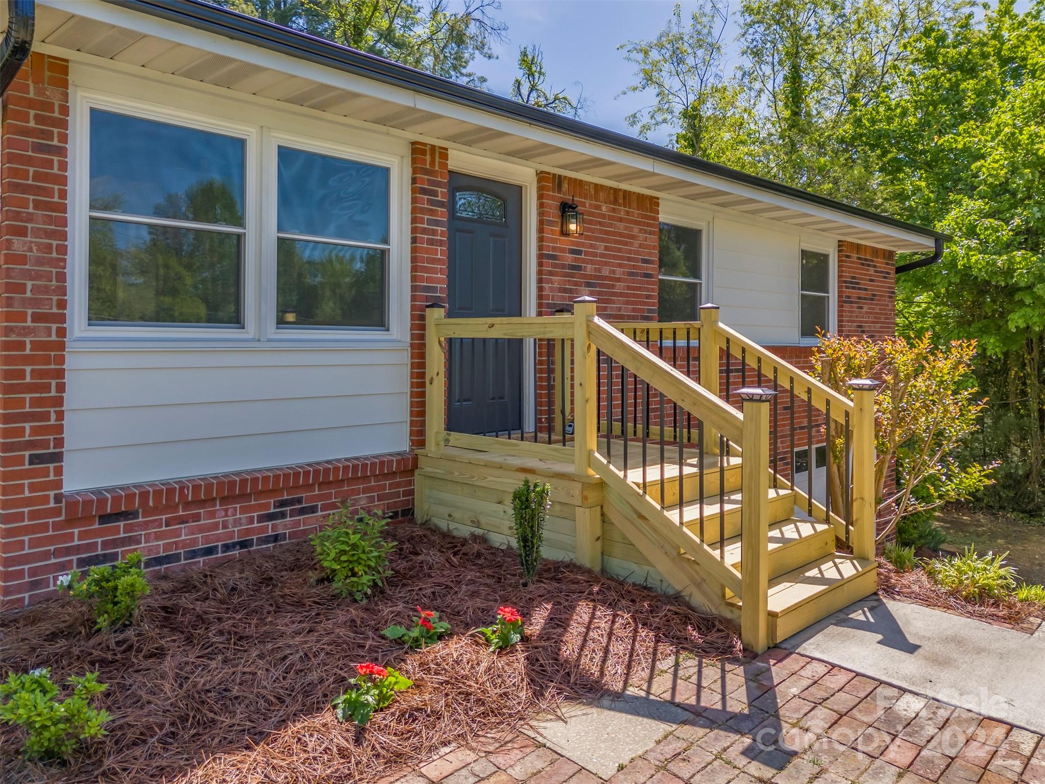 Property image 2 of 117 Willowbrook Road in Willowbrook, Hendersonville, NC 28792
