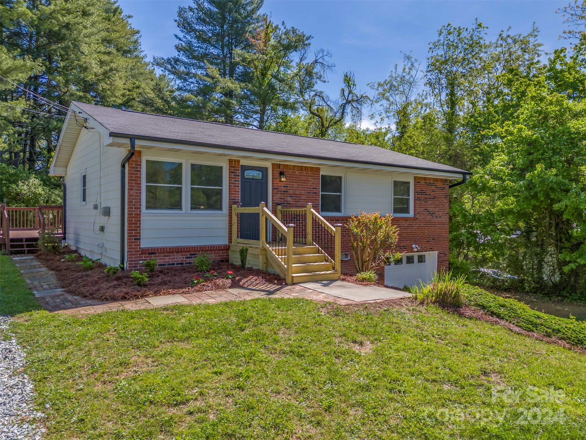 Property image 5 of 117 Willowbrook Road in Willowbrook, Hendersonville, NC 28792