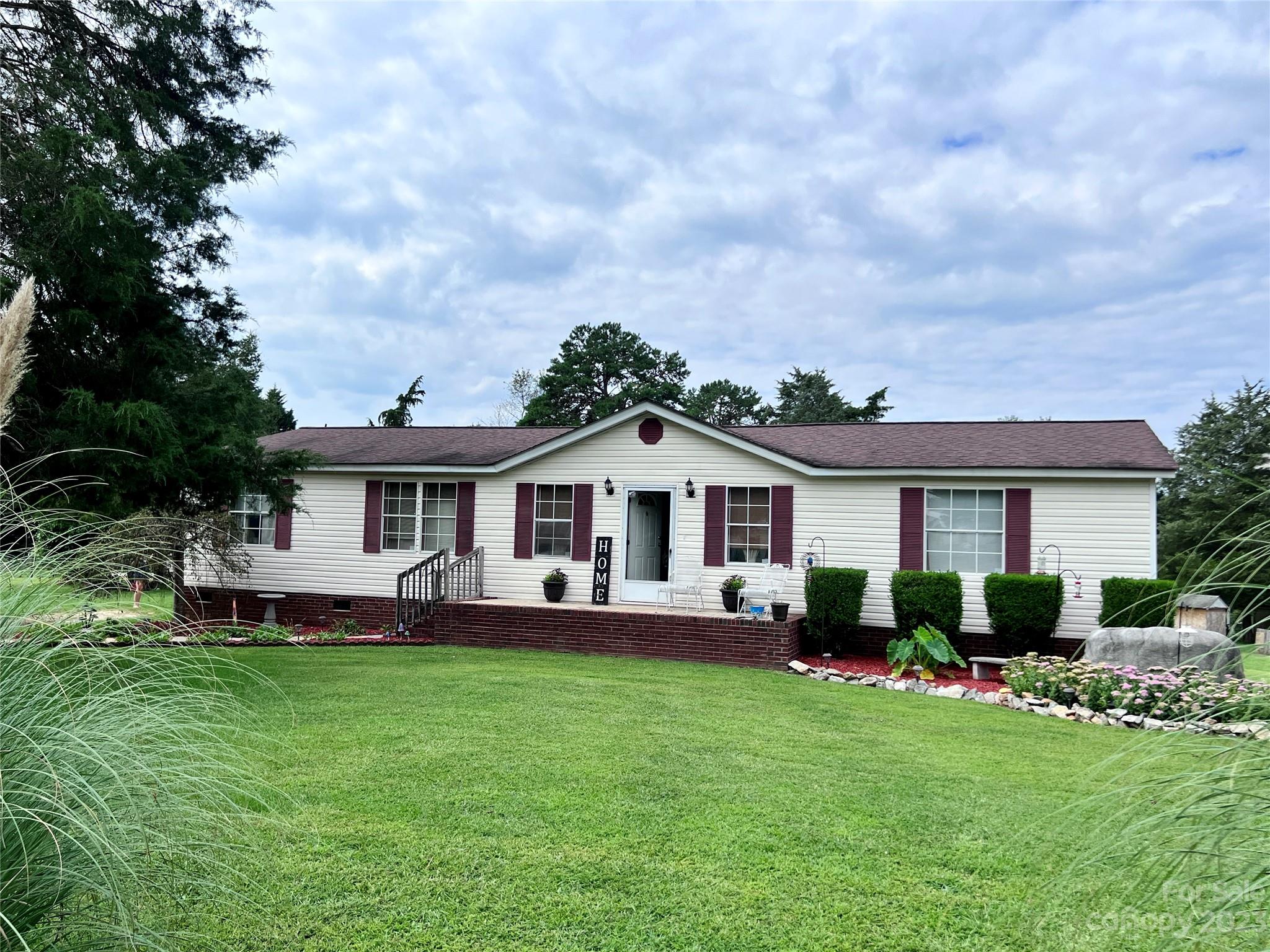 Property image 2 of 2279 Deerfield Drive in Cedarfield, Maiden, NC 28650