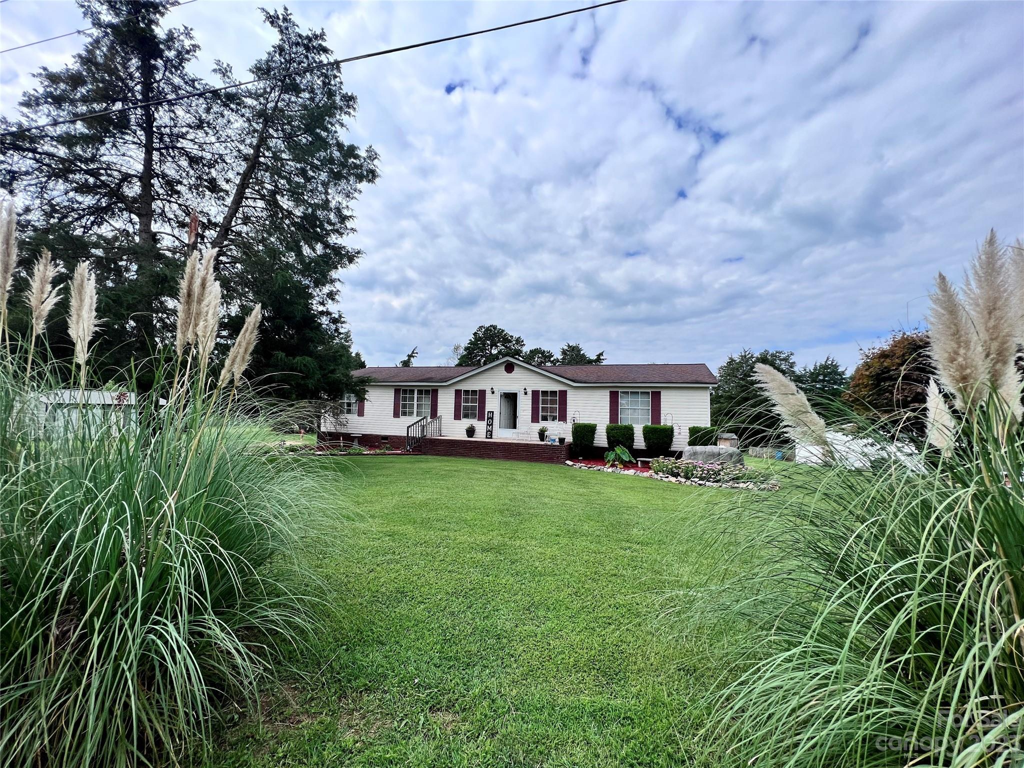 Property image 3 of 2279 Deerfield Drive in Cedarfield, Maiden, NC 28650