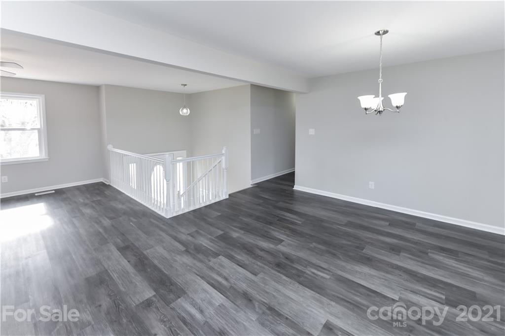 Property image 3 of 1772 Woodridge Circle in Woodridge, Hickory, NC 28602