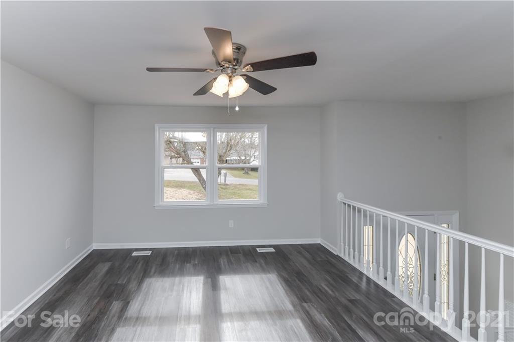 Property image 4 of 1772 Woodridge Circle in Woodridge, Hickory, NC 28602