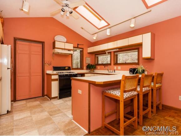 Property image 5 of 213 Deerpath Lane in Canarian Estates, Hendersonville, NC 28739