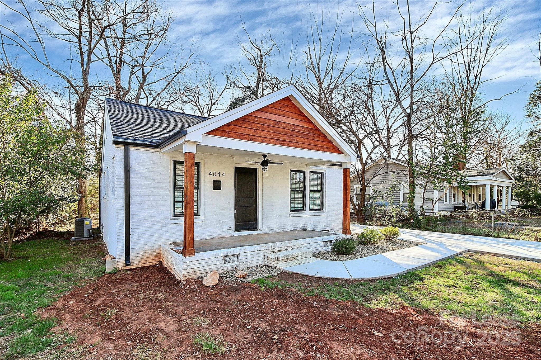 Property image 2 of 4044 Dinglewood Avenue in Howie Acres, Charlotte, NC 28205