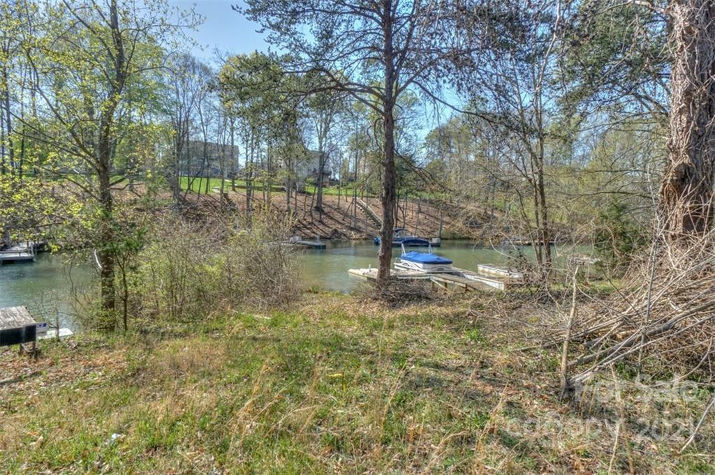 Property image 4 of 121 Ensign Place in Cove View Park, Mooresville, NC 28117