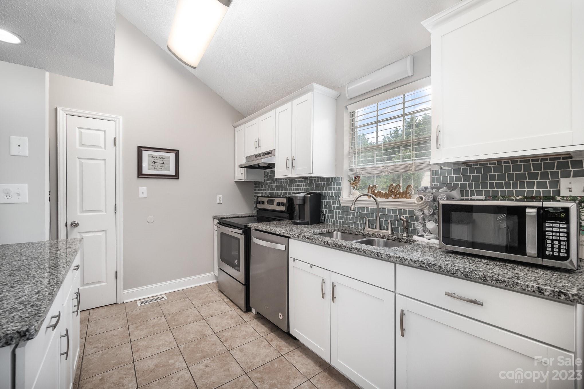 Property image 2 of 424 Cottonwood Circle in Hampton Meadows, Monroe, NC 28110