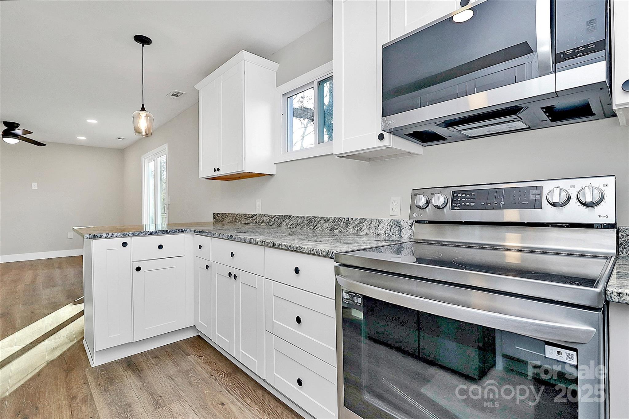 Property image 3 of 4032 Dinglewood Avenue in Howie Acres, Charlotte, NC 28205