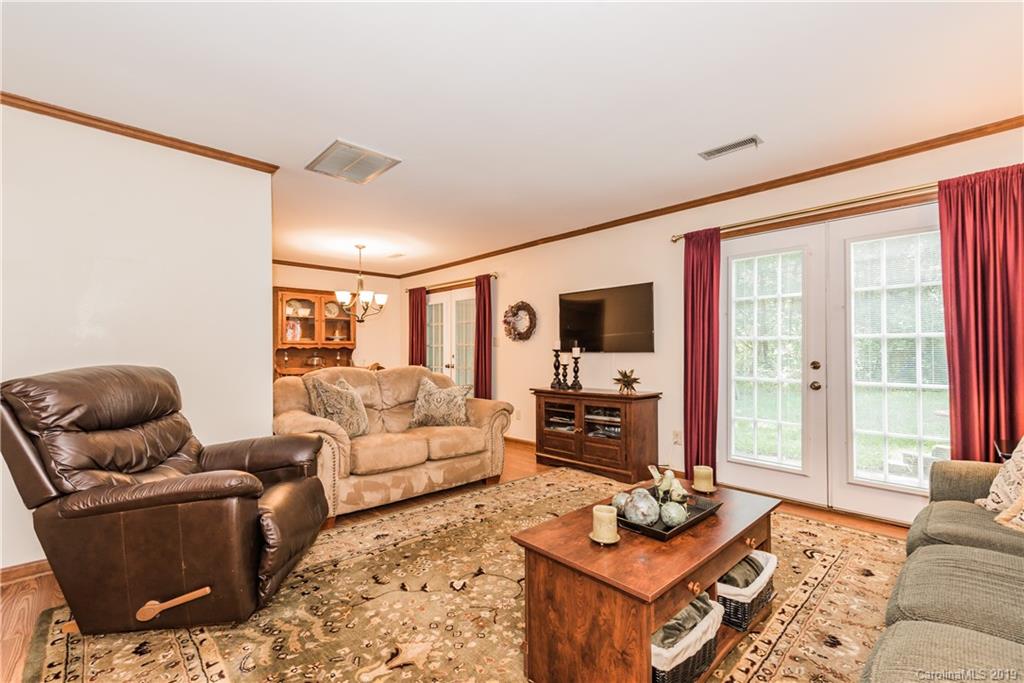 Property image 2 of 1033 Wexford Place in Ridgeview, Concord, NC 28027