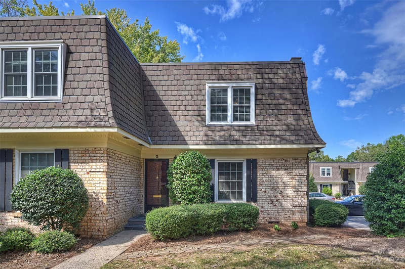 1712 Roxborough Road