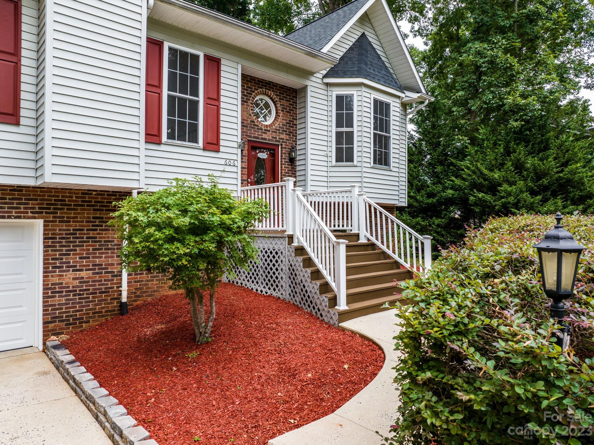 Property image 3 of 606 17th Avenue Drive in Providence Forest, Hickory, NC 28602