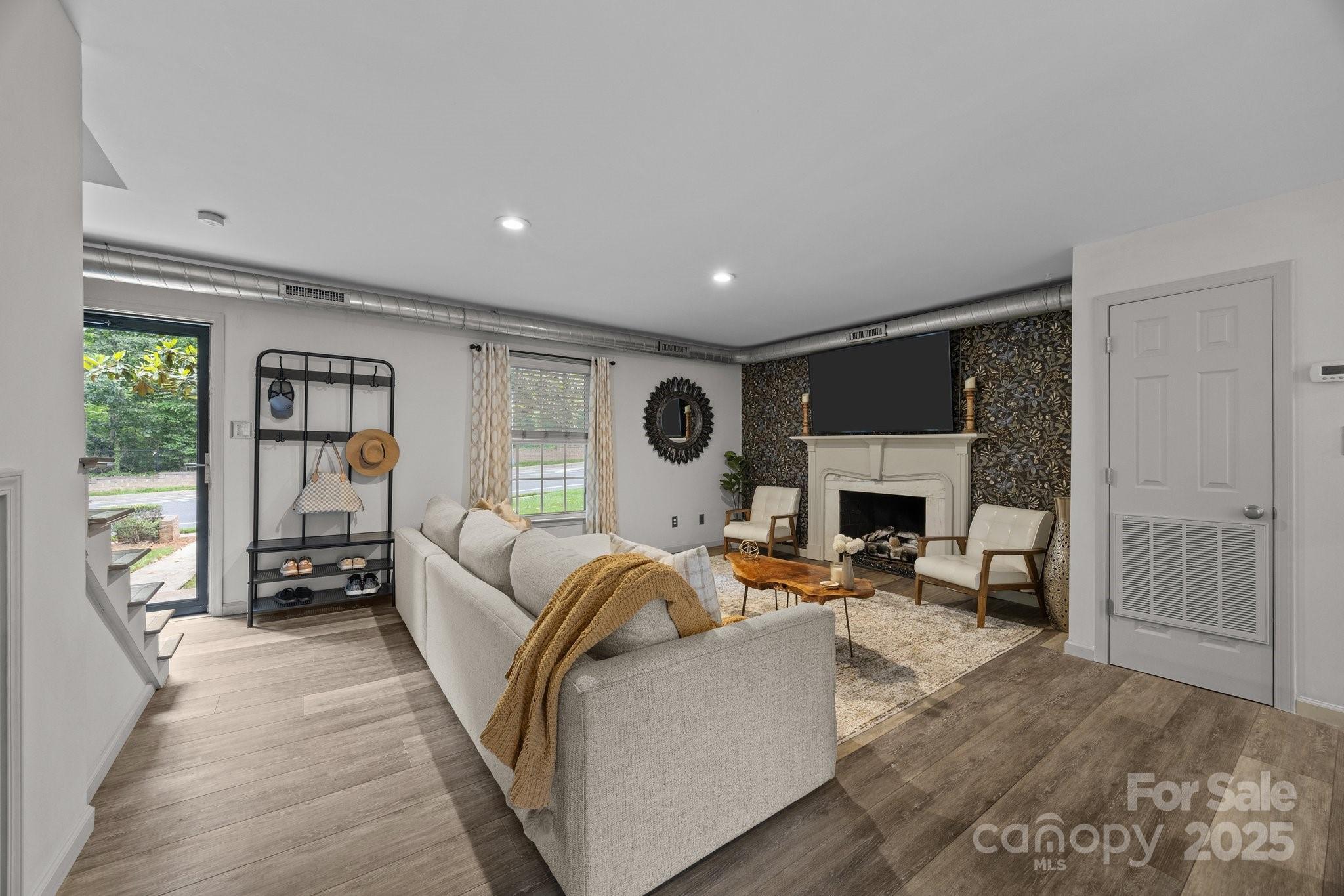 Property image 2 of 3528 Colony Road in Trianon, Charlotte, NC 28211