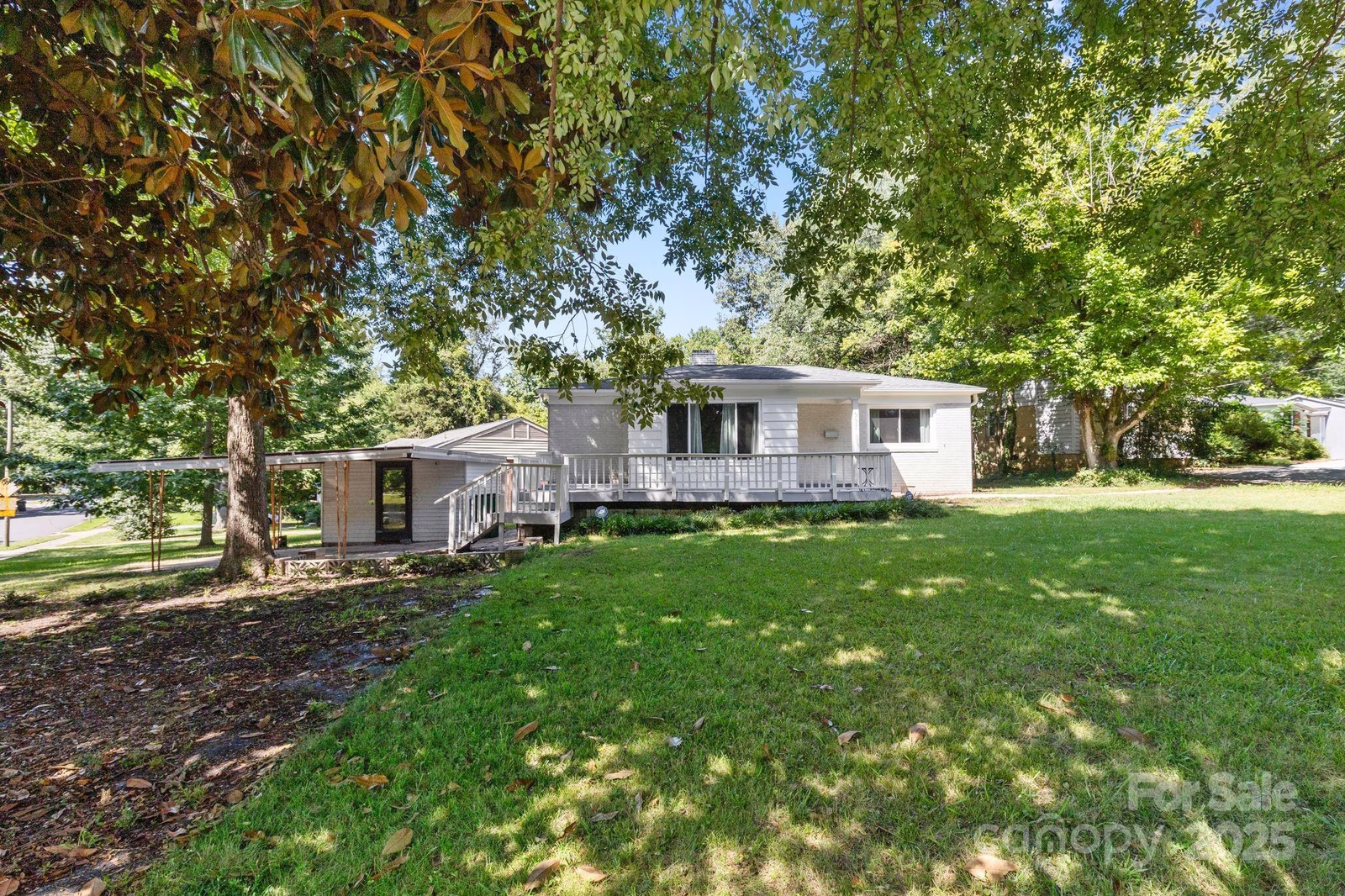 Property image 1 at 552 E Woodlawn Road, Charlotte, NC 28209
