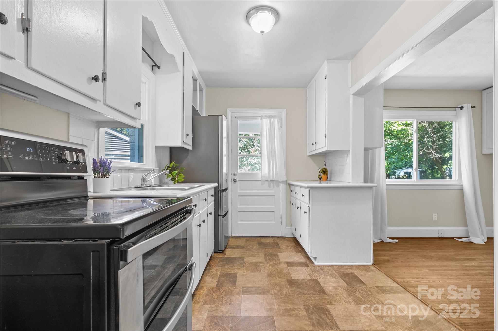 Property image 3 of 552 E Woodlawn Road in Madison Park, Charlotte, NC 28209