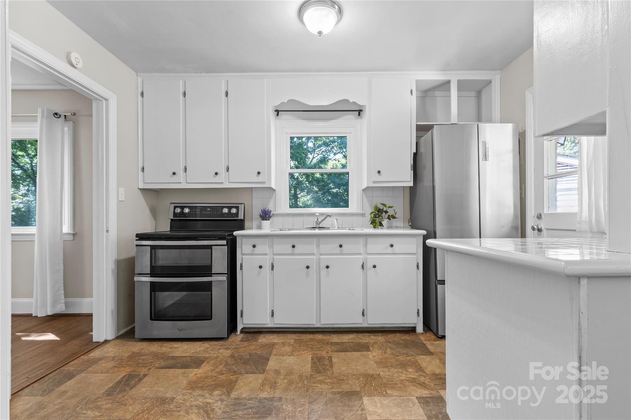 Property image 4 of 552 E Woodlawn Road in Madison Park, Charlotte, NC 28209